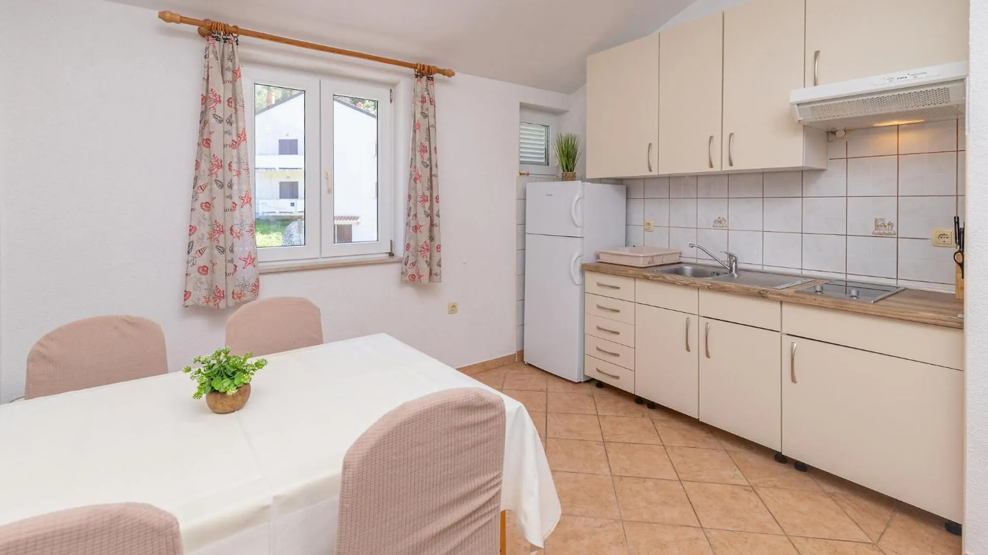 Cozy Apartment In Palit With Kitchen Croatia
